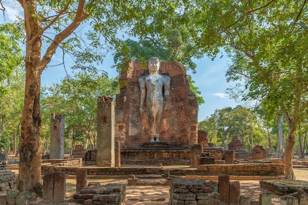 Estátua de Buda em pé no templo Wat Phra Si Ariyabot no Parque Histórico de Kamphaeng Phet, Patrimônio Mundial da UNESCO