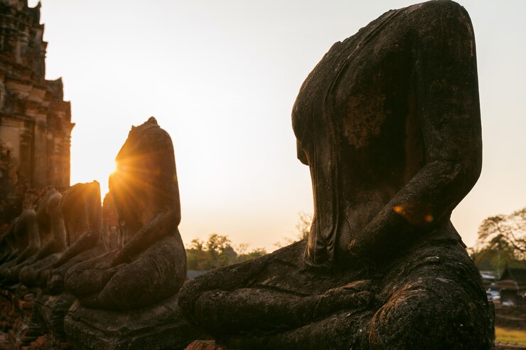 Foto grátis estátua de buda no parque histórico de ayutthaya, templo budista wat chaiwatthanaram na tailândia.