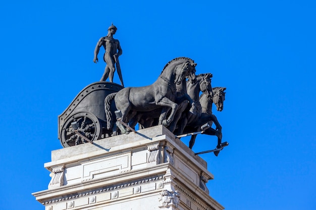 Estátua de Cavalo e Buggy Antiga em Madri, Espanha