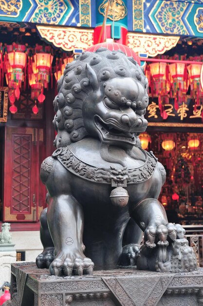 Estátua de leão no templo chinês em Hong Kong