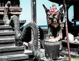 Foto grátis estátua decorada do deus hindu tradicional bali indonésia