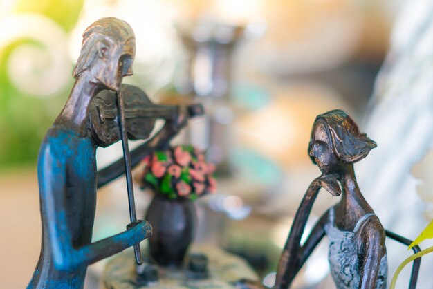 Estátua do homem tocando violino com a mulher.