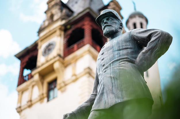 Foto grátis estátua do rei carol no castelo de peles na romênia