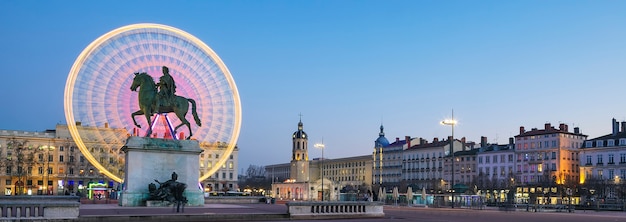 Estátua do Rei Luís XIV no local famoso de Bellecour à noite, Lyon, França