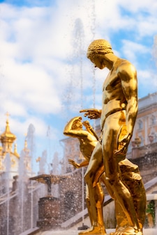 Estátua dourada da fonte cascade peterhof são petersburgo rússia
