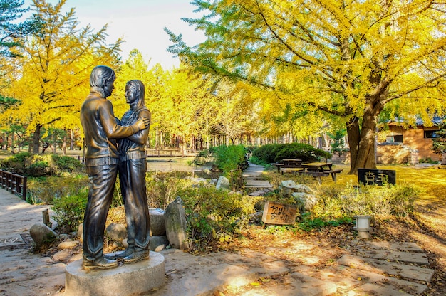 Estátua e belas paisagens ao redor da ilha nami