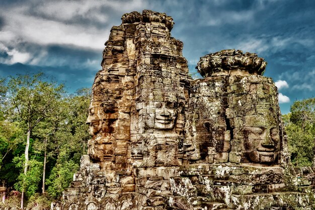 Estátuas históricas em Angkor Thom, Siem Reap, Camboja