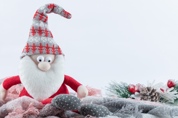 Foto grátis estatueta de papai noel fofa na superfície branca