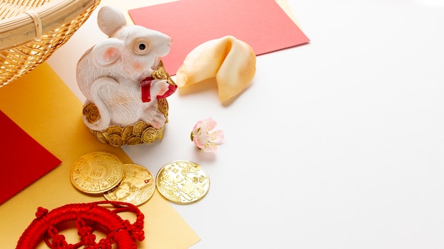 Estatueta de rato com biscoito da sorte ano novo chinês