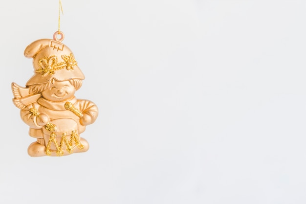 Foto grátis estatueta dourada para o natal contra o fundo branco