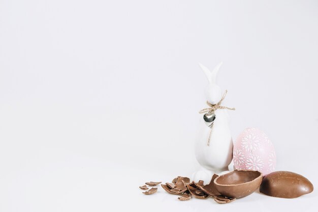 Estatuetas de coelho e ovo de chocolate