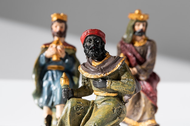 Estatuetas de reis do dia da epifania com coroas