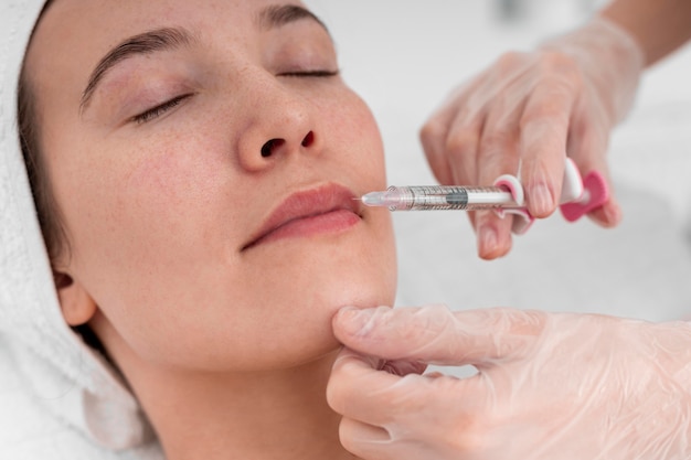 Esteticista aplicando injeção de preenchimento para cliente