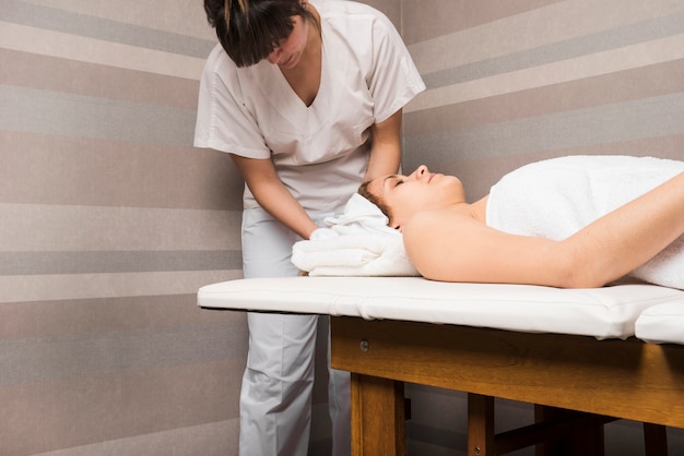 Esteticista, embrulhando toalha, ligado, mulher, cabeça