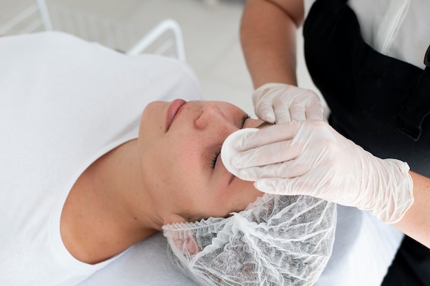 Esteticista fazendo procedimento de microblading