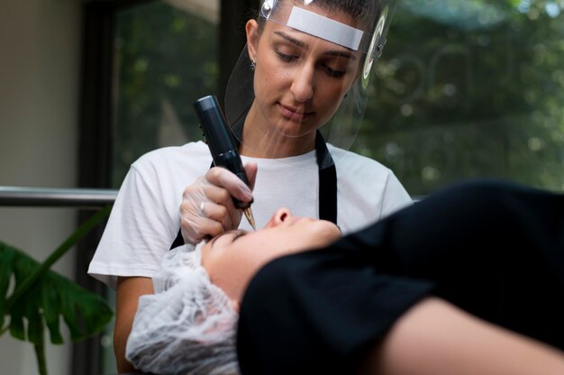 Esteticista fazendo procedimento de microblading