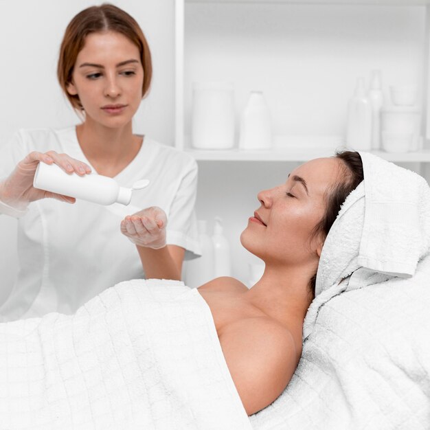 Esteticista fazendo rotina de beleza facial para cliente