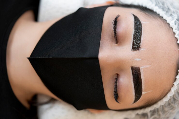 Foto grátis esteticista fazendo um tratamento de microblading nas sobrancelhas de uma cliente