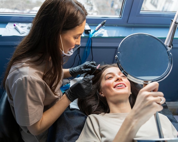 Esteticista fazendo um tratamento de sobrancelha para seu cliente