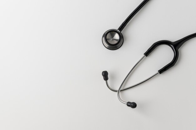 Estetoscópio de médicos em um fundo branco