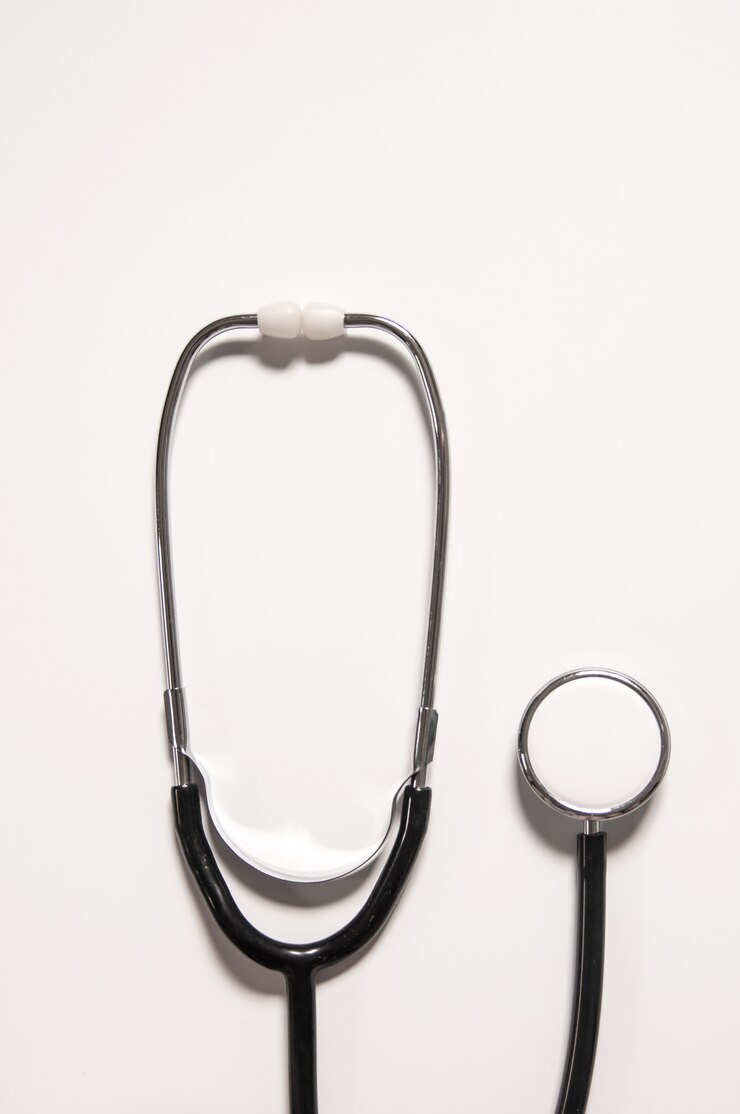 Estetoscópio médico isolado com fundo branco. Conceito médico