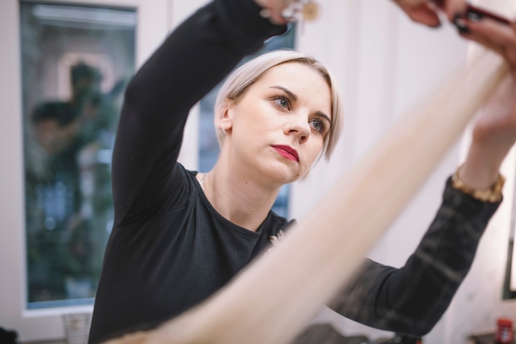 Foto grátis estilistas concentrados que aparecem no cabelo