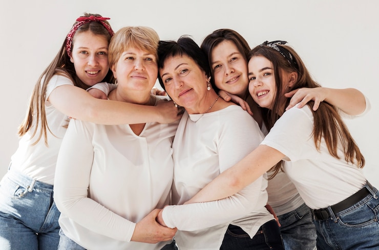 Foto grátis estilo de vida comunitário de mulheres abraçando uns aos outros