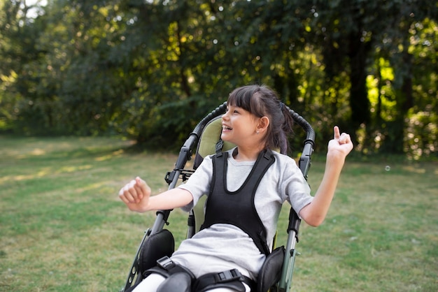 Foto grátis estilo de vida da criança em cadeira de rodas