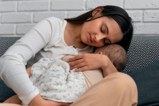 Foto grátis estilo de vida da mulher que passa pela maternidade