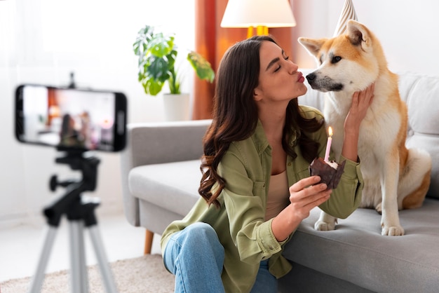 Foto grátis estilo de vida da pessoa que cria conteúdo com o seu animal de estimação