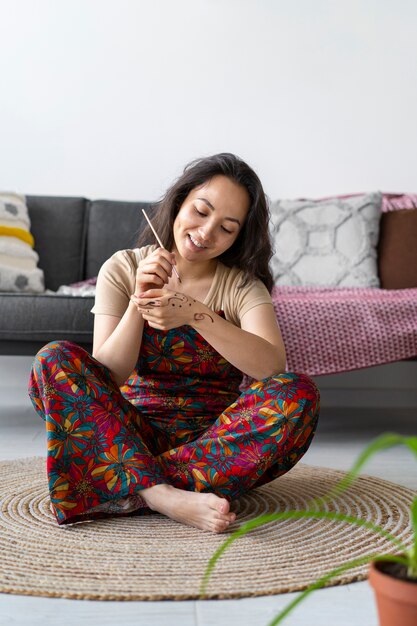 Estilo de vida das pessoas que vivem em interiores boho