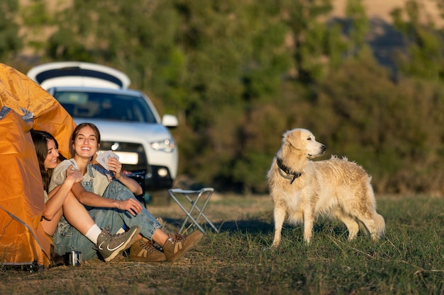 Foto grátis estilo de vida das pessoas que vivem no camping