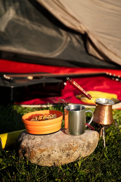 Foto grátis estilo de vida de acampamento com comida