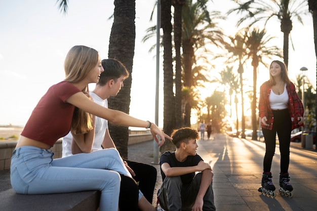 Foto grátis estilo de vida de adolescentes na cidade