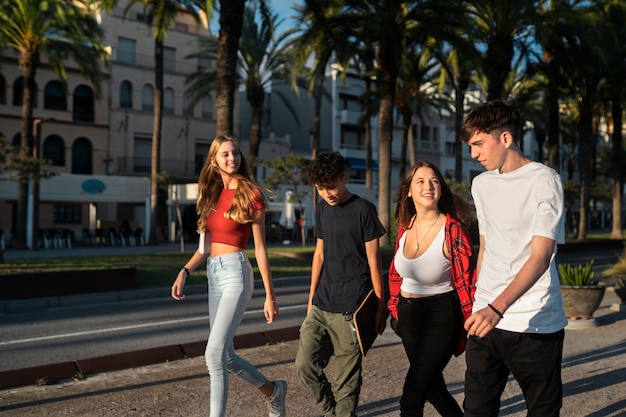 Foto grátis estilo de vida de adolescentes na cidade