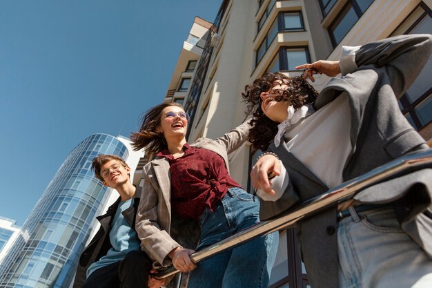 Estilo de vida de amigos sorridentes na cidade