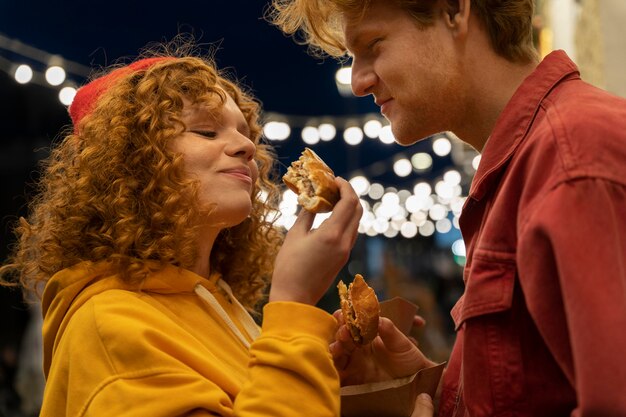 Estilo de vida de casal namoro à noite