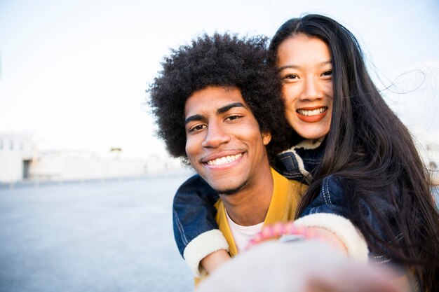 Estilo de vida de jovens amigos ao ar livre