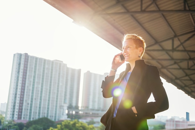 Estilo de vida de mulher de negócios usando o conceito de conexão de telefone celular