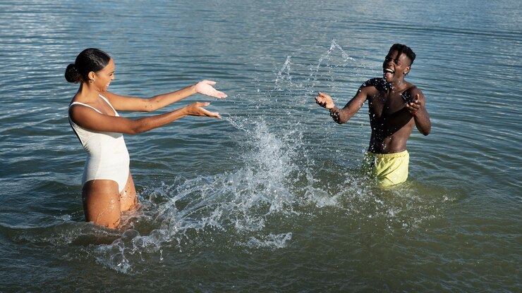 Foto grátis estilo de vida de pessoas nadando no lago