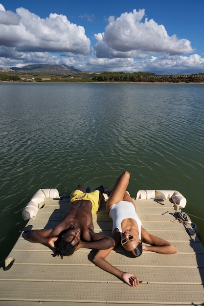 Foto grátis estilo de vida de pessoas nadando no lago