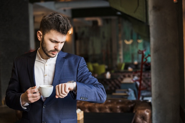 Foto grátis estilo de vida de um homem de negócios