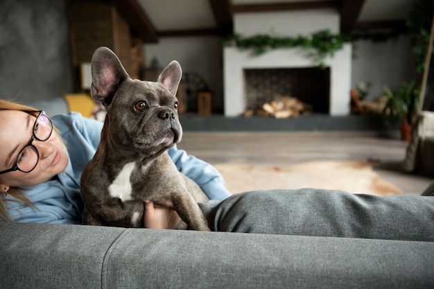 Foto grátis estilo de vida do cão e cuidados com o dono