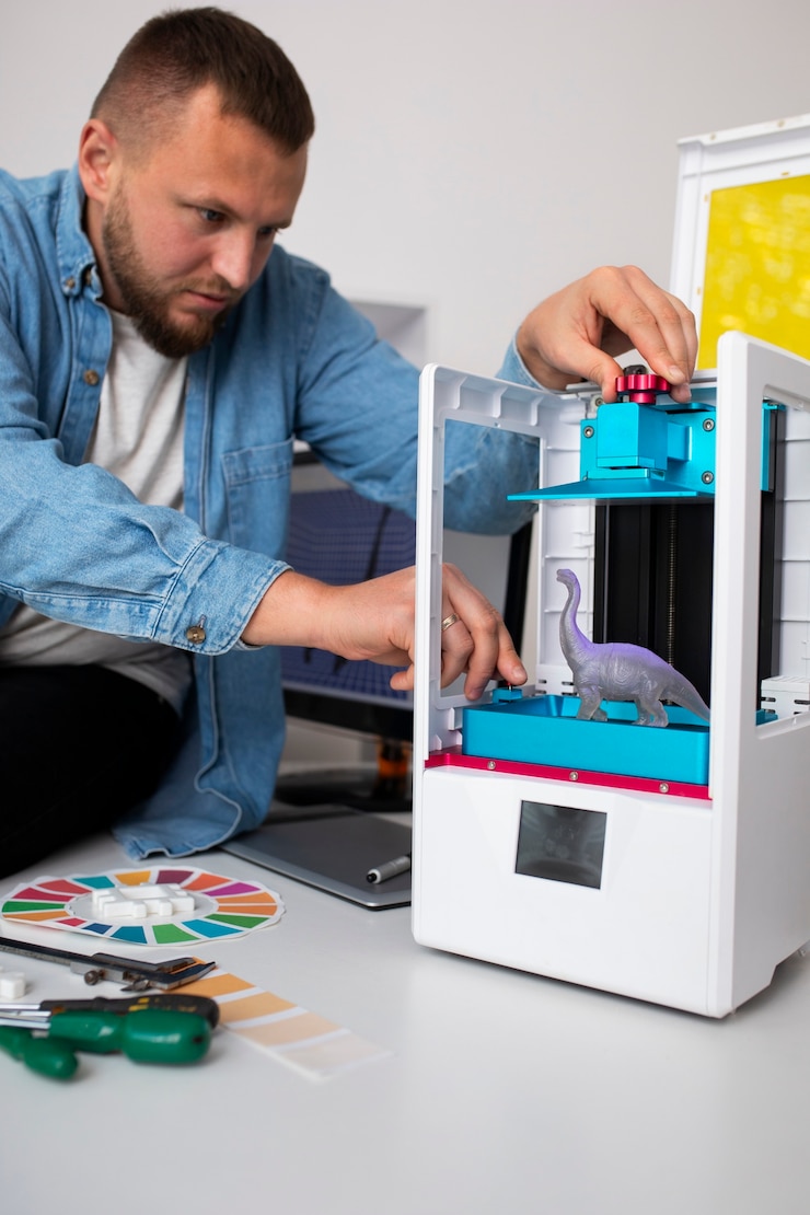 Foto grátis estilo de vida do designer usando uma impressora 3d.