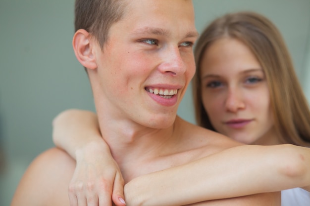 Estilo de vida. Lindo casal na cama