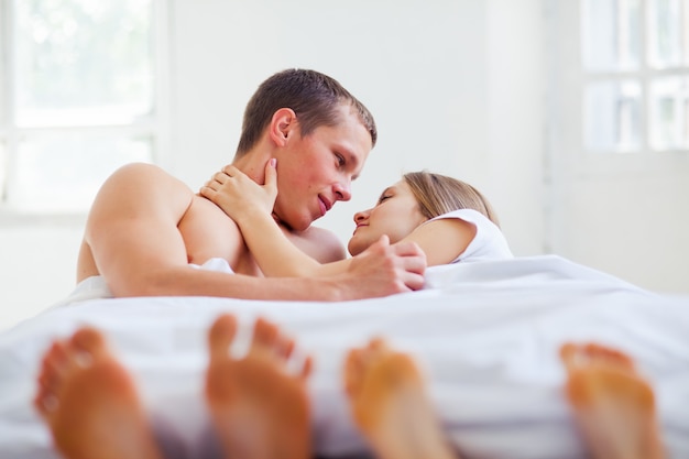 Foto grátis estilo de vida. lindo casal na cama