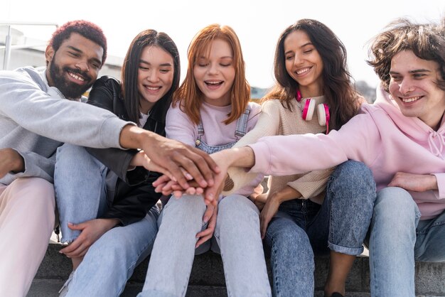 Estilo de vida na cidade com amigos sorridentes