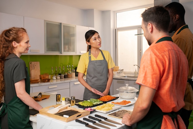 Estilo de vida: pessoas aprendendo a fazer sushi