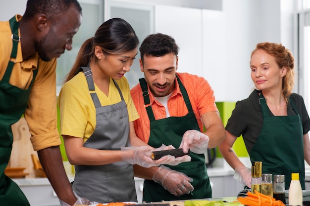 Estilo de vida: pessoas aprendendo a fazer sushi