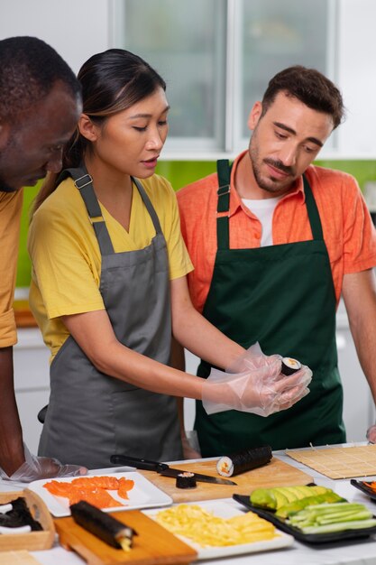 Estilo de vida: pessoas aprendendo a fazer sushi